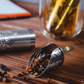 01liv Brews loose leaf tea in cup using long-handle infuser.