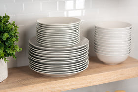 10 Strawberry Street oven-to-table plate supports hot servings without extra handling.