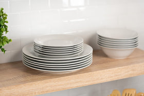 10 Strawberry Street Simply White 7.5-inch plate under ambient light, microwave-safe convenience.