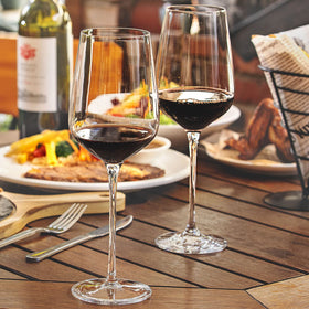 AILTEC wine glasses with long stems for comfortable handling and sophisticated presentation.