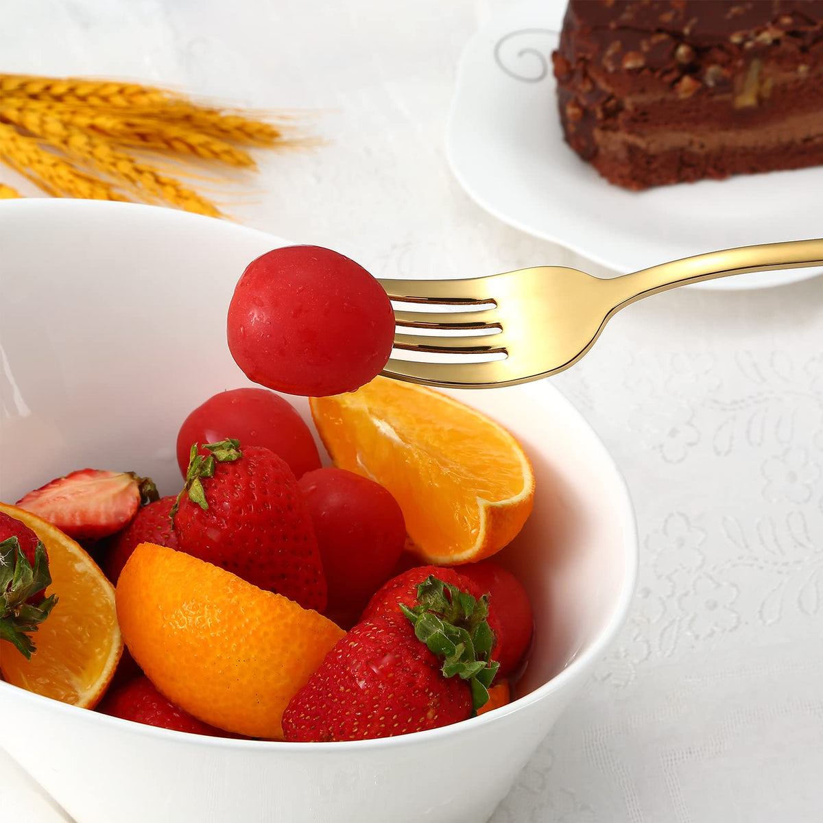 Aisoso gold flatware set long-handle design enhances grip and elegance.