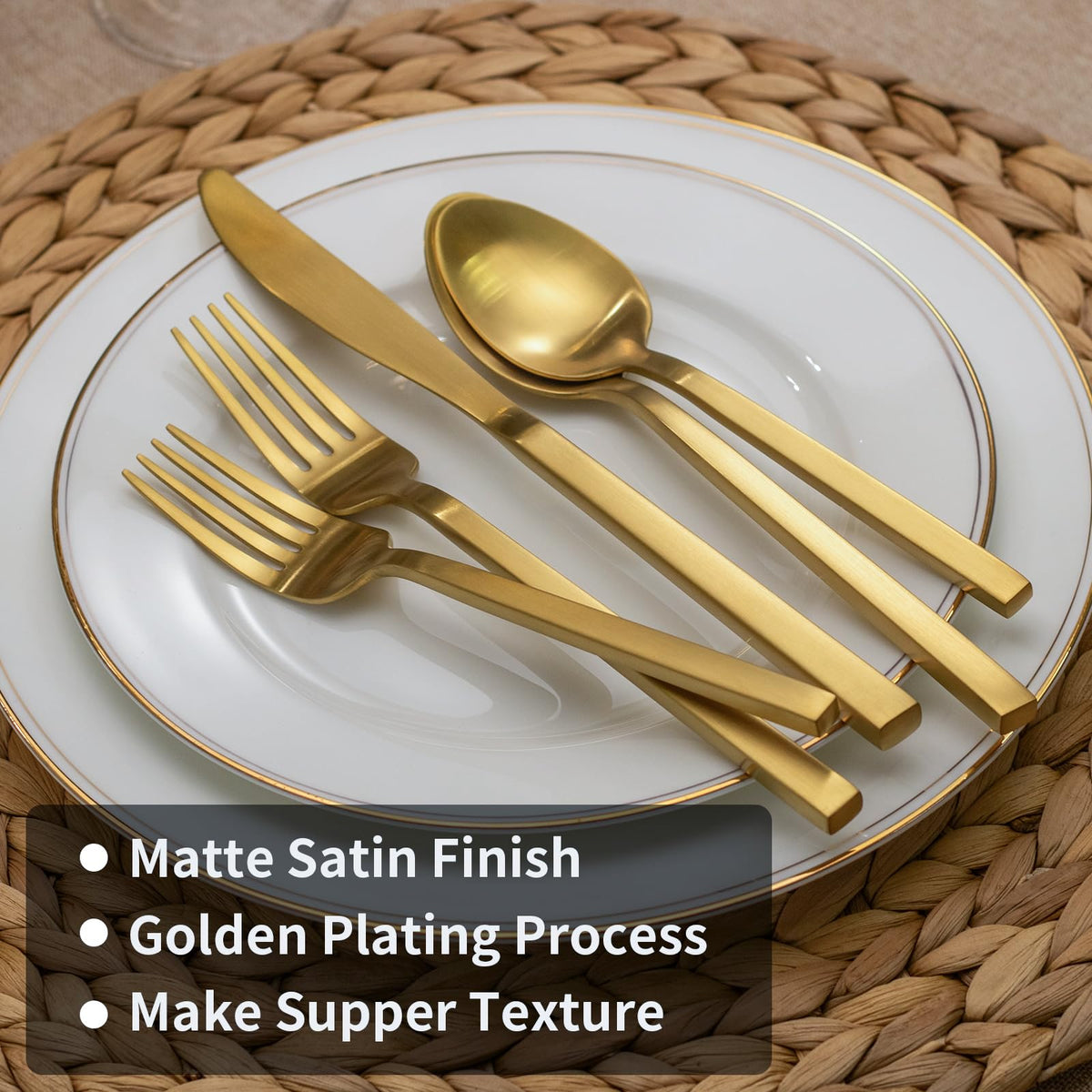 Dinner knife with square handle from Alata Cube Gold for comfortable grip.
