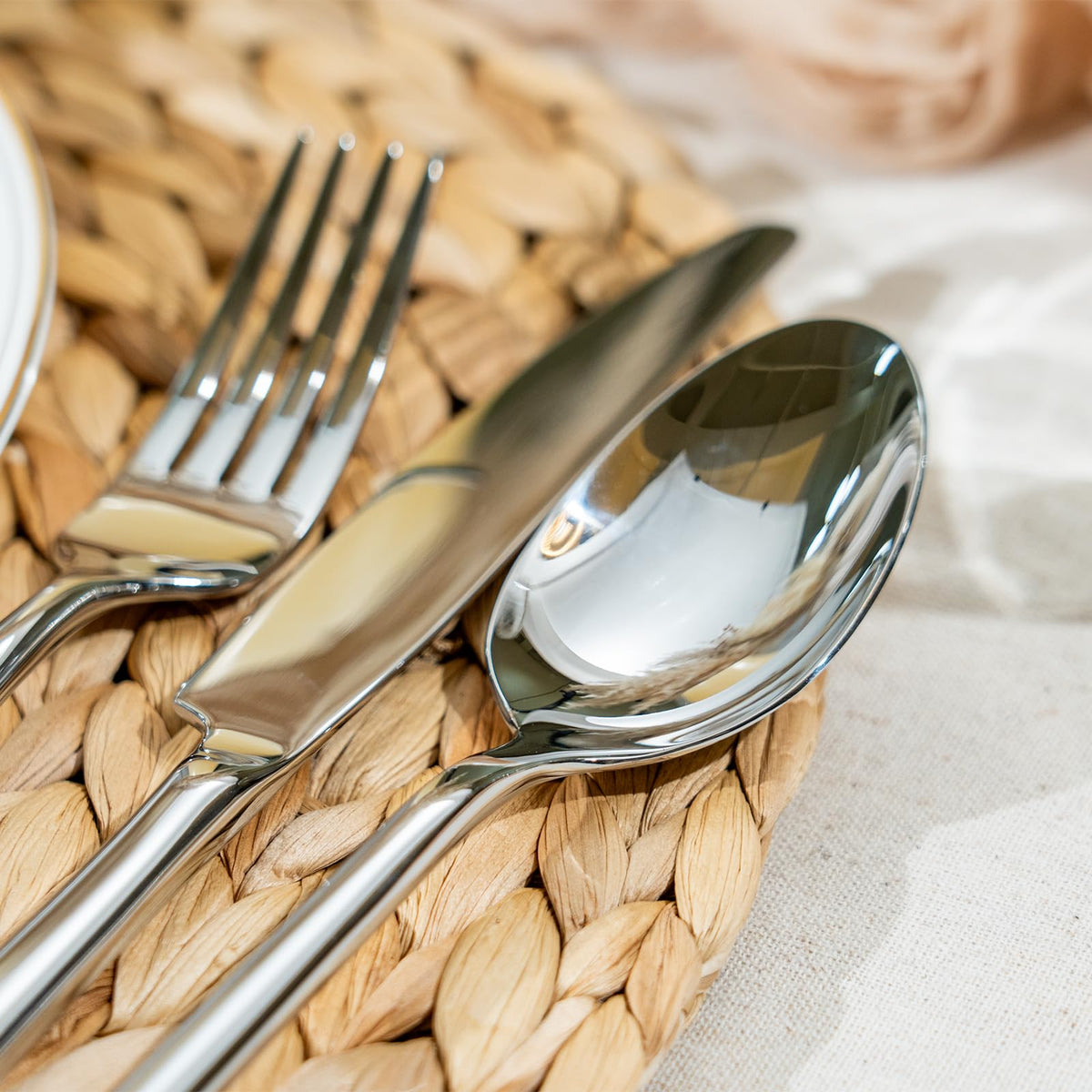 Alata Potter family dining set enhances everyday meals with style.