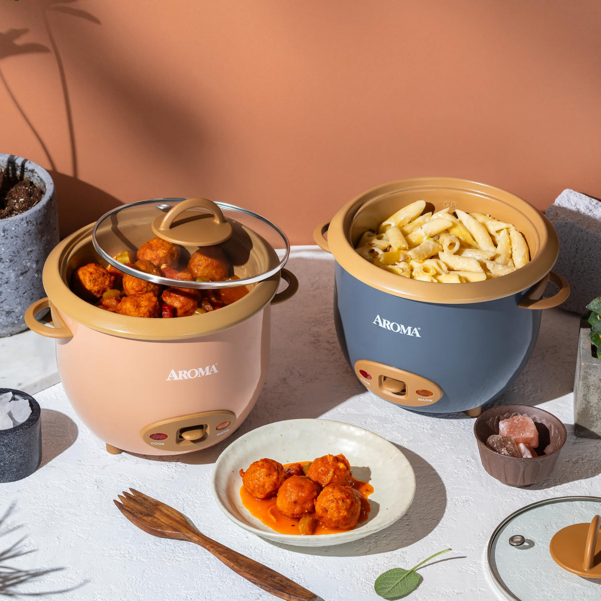 AROMA cool-touch handles and non-slip base for safe serving.
