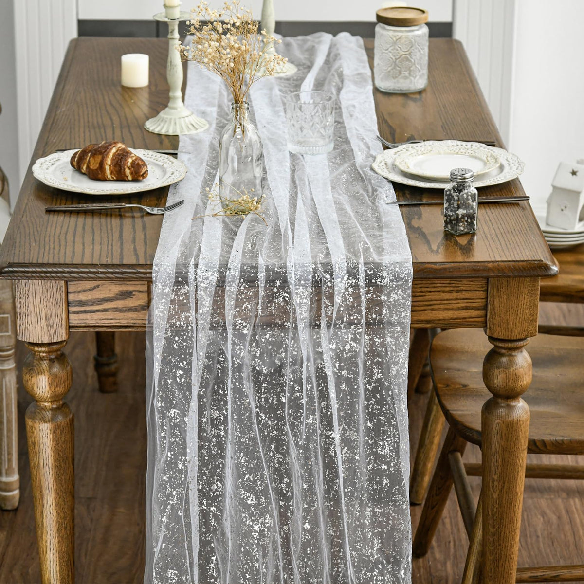 Artoid Mode care-friendly table runner resists color fading