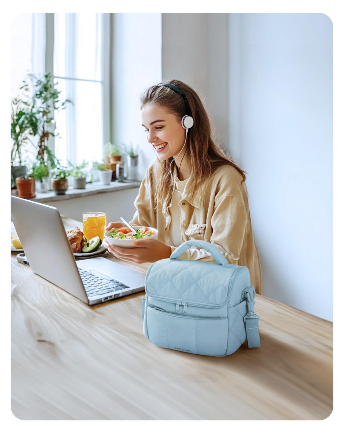 BAGSMART full-opening main compartment provides easy access and quick organization.