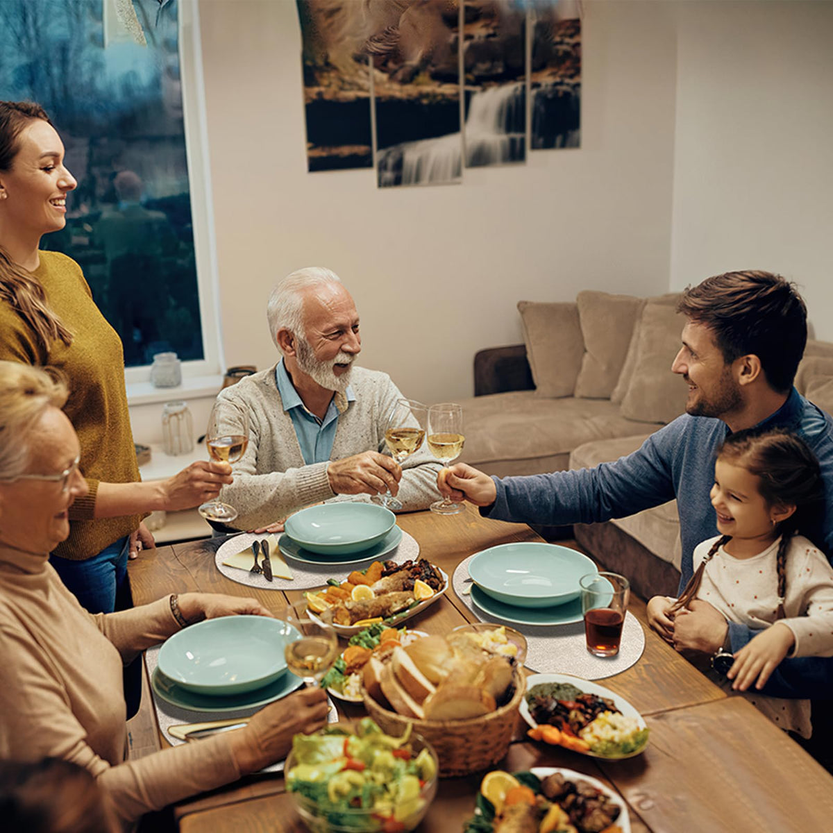BARTHKIT placemats—8-pack suitable for family meals, cafes, and offices.