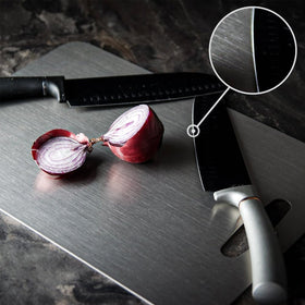 Belothi dual-sided board showing meat texture for safe prep