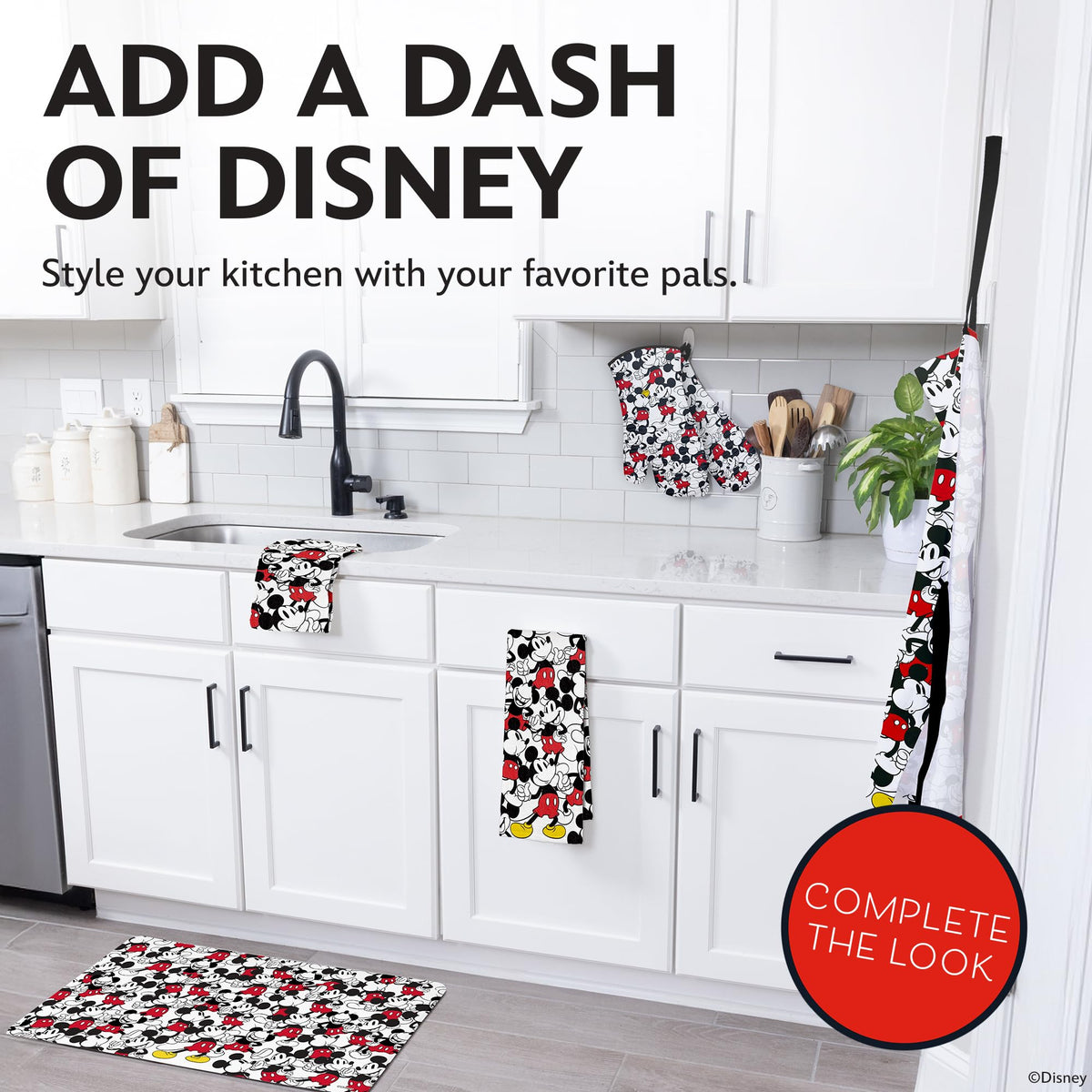 Lightweight ambidextrous mitts offer comfortable handling during daily cooking.