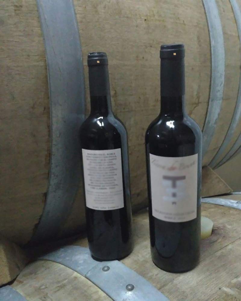 Matte black finish enhances bottle presentation for premium feel.
