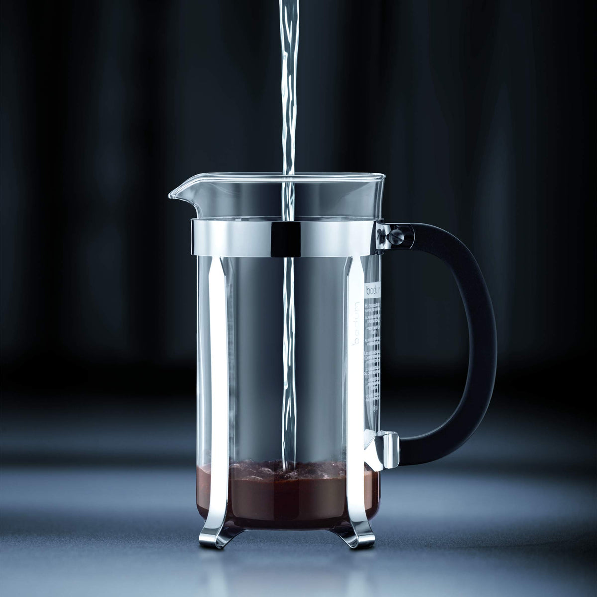 3-part stainless steel filter in Bodum Chambord captures aromatic oils.