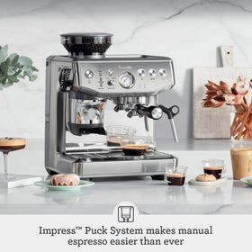 Breville BES876DBL smart dosing demonstrates automatic dose accuracy for each shot