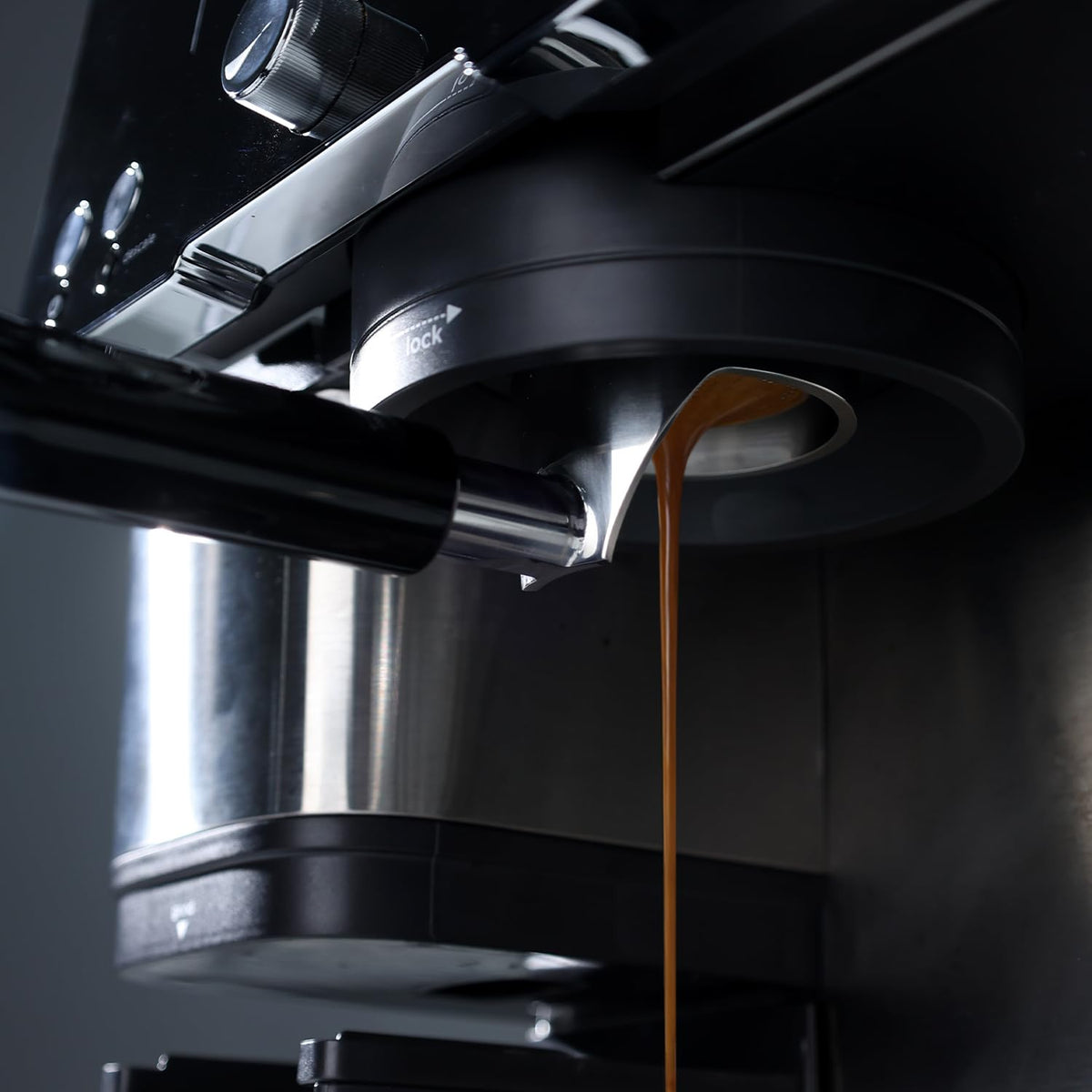 CAPFEI real-time extraction portafilter provides immediate feedback during shots.
