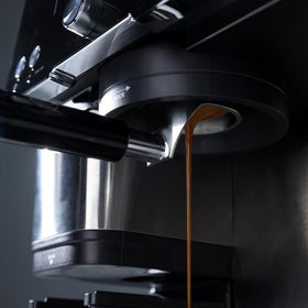 CAPFEI real-time extraction portafilter provides immediate feedback during shots.