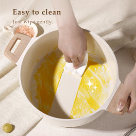 CAROTE 6 Qt pot – ideal for oatmeal, soups, and gravies.