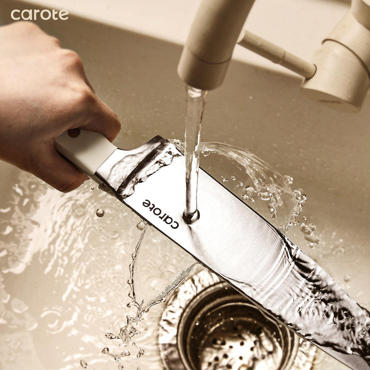 CAROTE 8-inch chef knife handles meats and vegetables with clean edges.