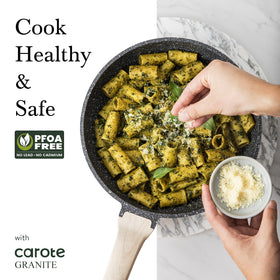 CAROTE tempered glass lid for monitoring cooking without splatters.