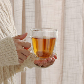 CNGLASS mug in use: holding hot drink, hands stay comfortable.