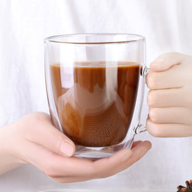 CNGLASS clear insulated mug displaying beverage color and aroma for an appealing presentation.