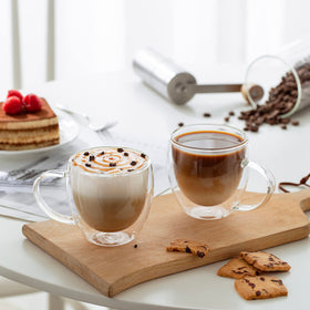 CNGLASS insulated mug demonstrates heat retention for hot beverages.