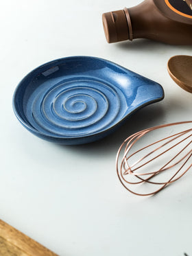 Cormomu blue spoon rest adds color to your kitchen while catching drips.