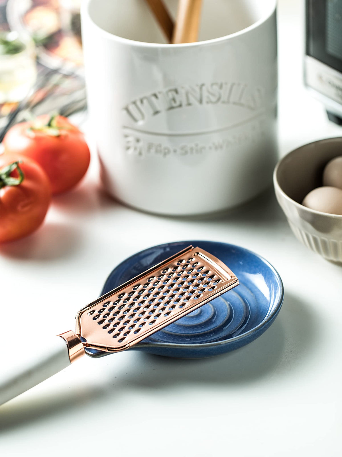 Cormomu spoon rest with glossy finish cleans easily after cooking.