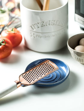 Cormomu spoon rest with glossy finish cleans easily after cooking.