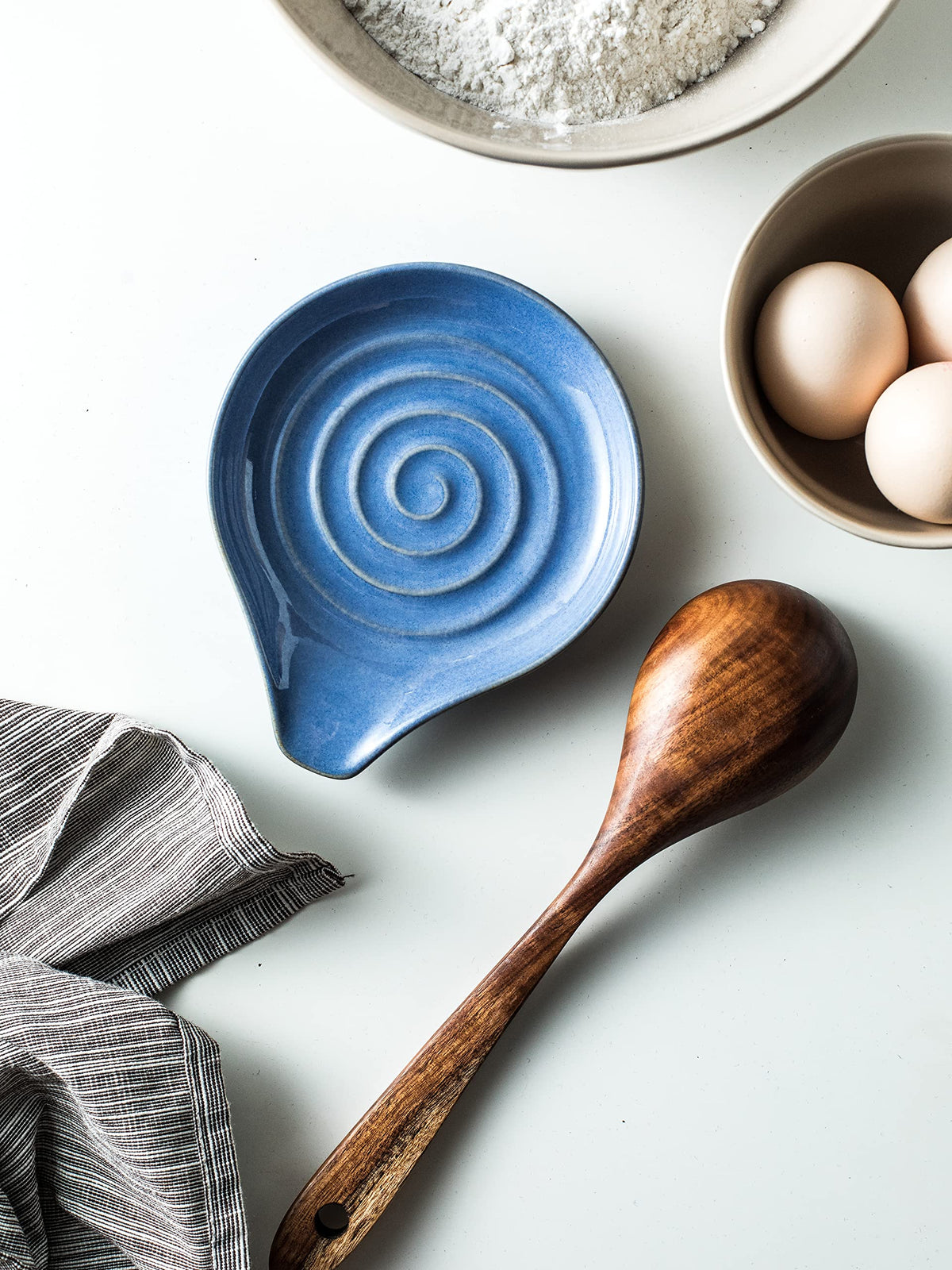 Cormomu heat-resistant ceramic spoon rest protects surfaces during use.