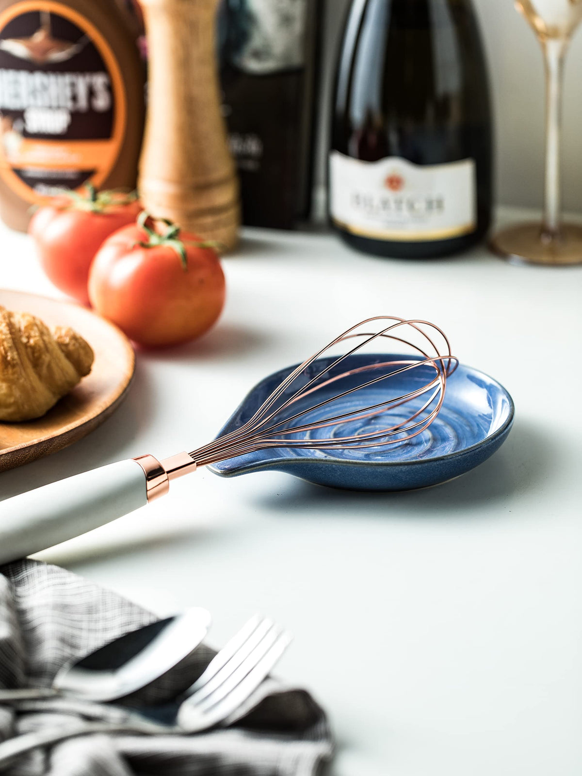 Cormomu spoon rest with stable base prevents sliding during cooking.