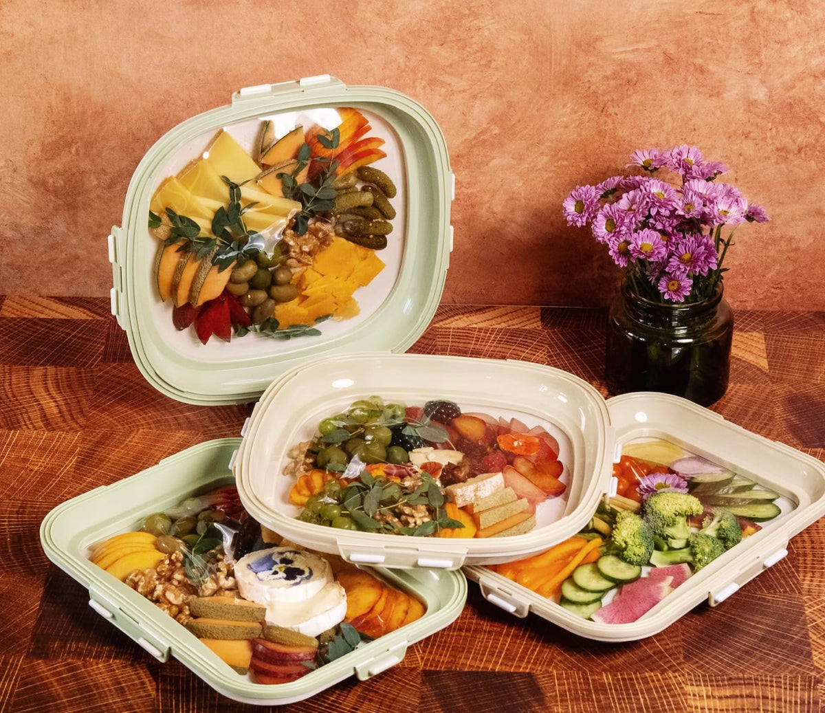 Crudités meal-prep and salad containers for work lunches.