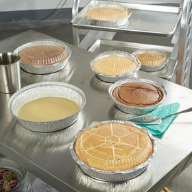CURTA 7in round aluminum foil pan with clear lid, designed for reliable transport.