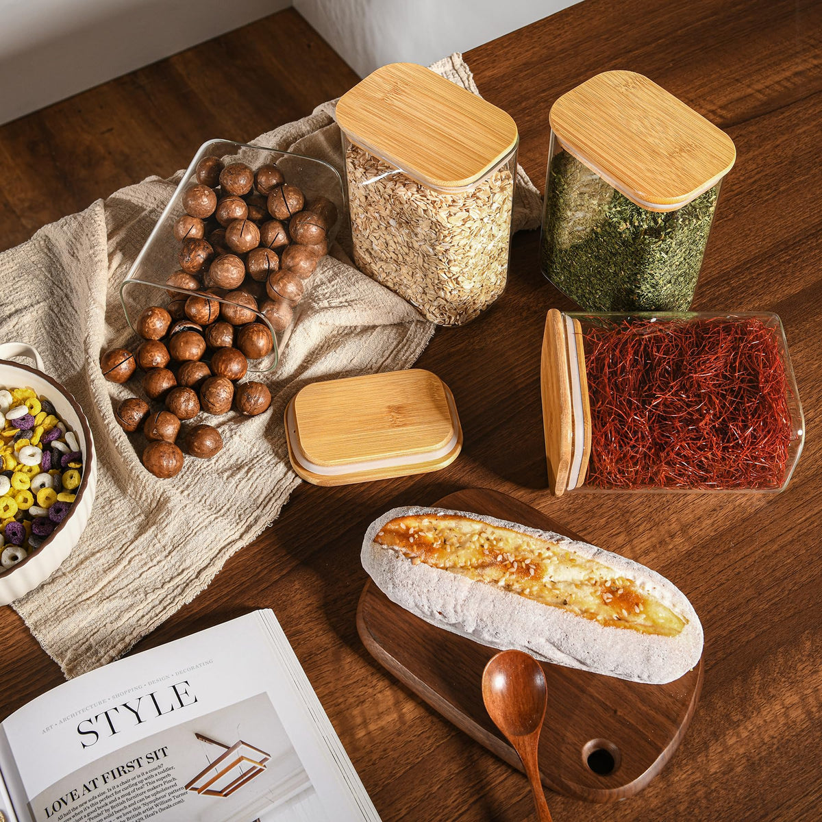 D2scrma bamboo lid adds natural finish to kitchen décor.