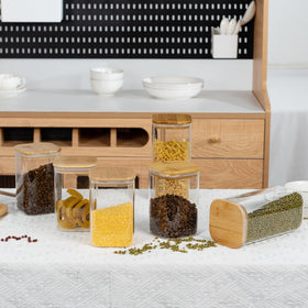 D2scrma labels resist oil and water, helping keep jars organized.