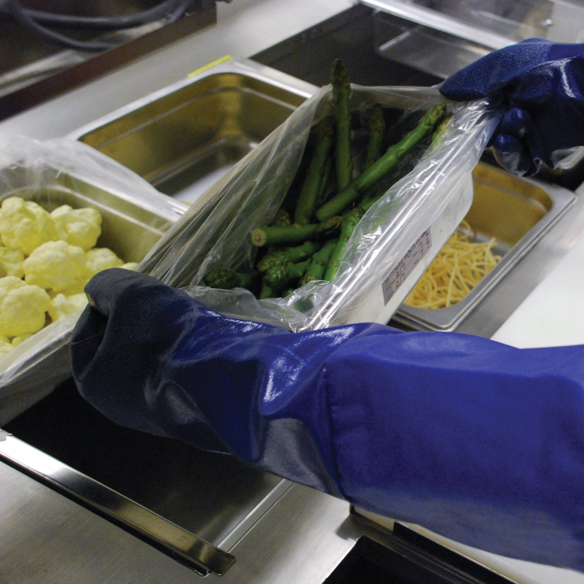DayMark Steam Pan Liner barrier visible, prevents food from contacting pan, reducing mess.