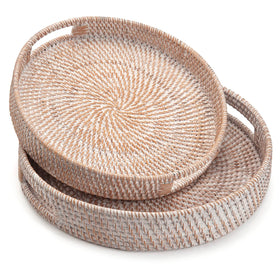 DECRAFTS round tray provides spacious surface for drinks and snacks on island