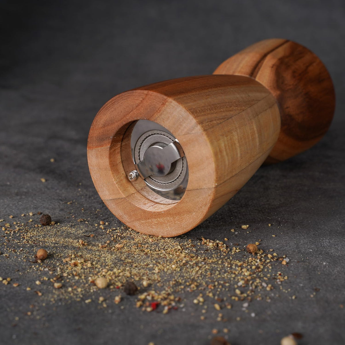DeroTeno bottom view showing stable base for steady grinding