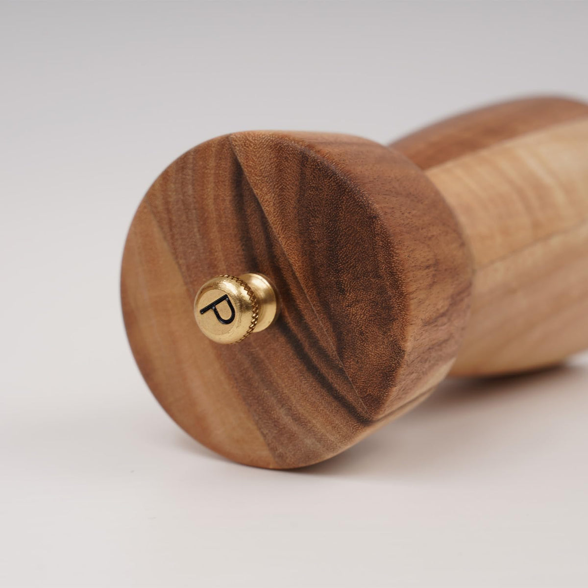 DeroTeno compact 14 cm height pepper grinder for easy storage