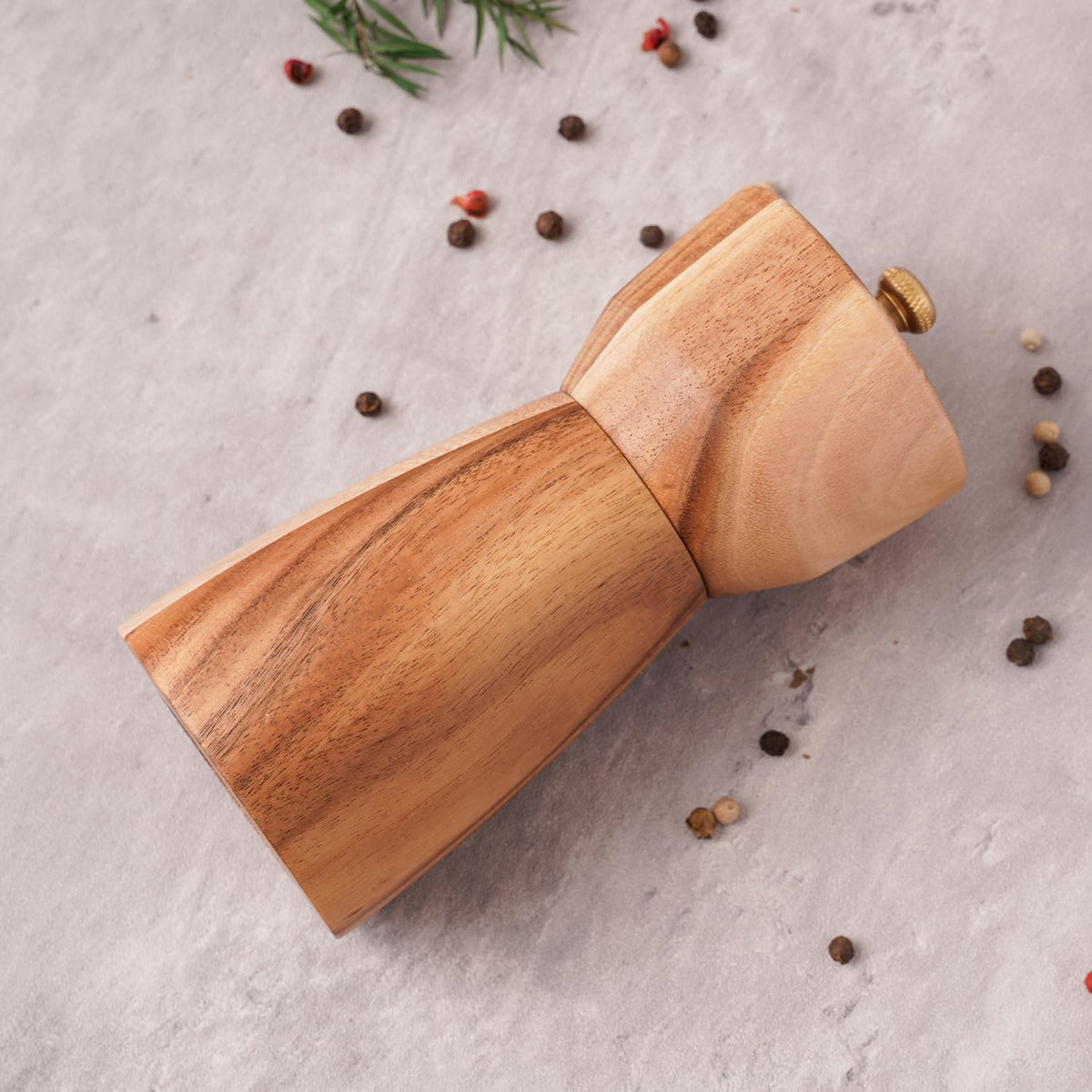 DeroTeno stainless steel grinding mechanism ensures consistent pepper texture