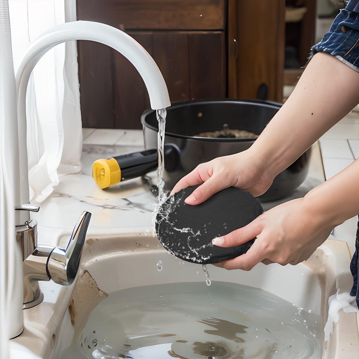 Dhfsleo wipe-clean slate coaster is easy to maintain with a quick wipe.