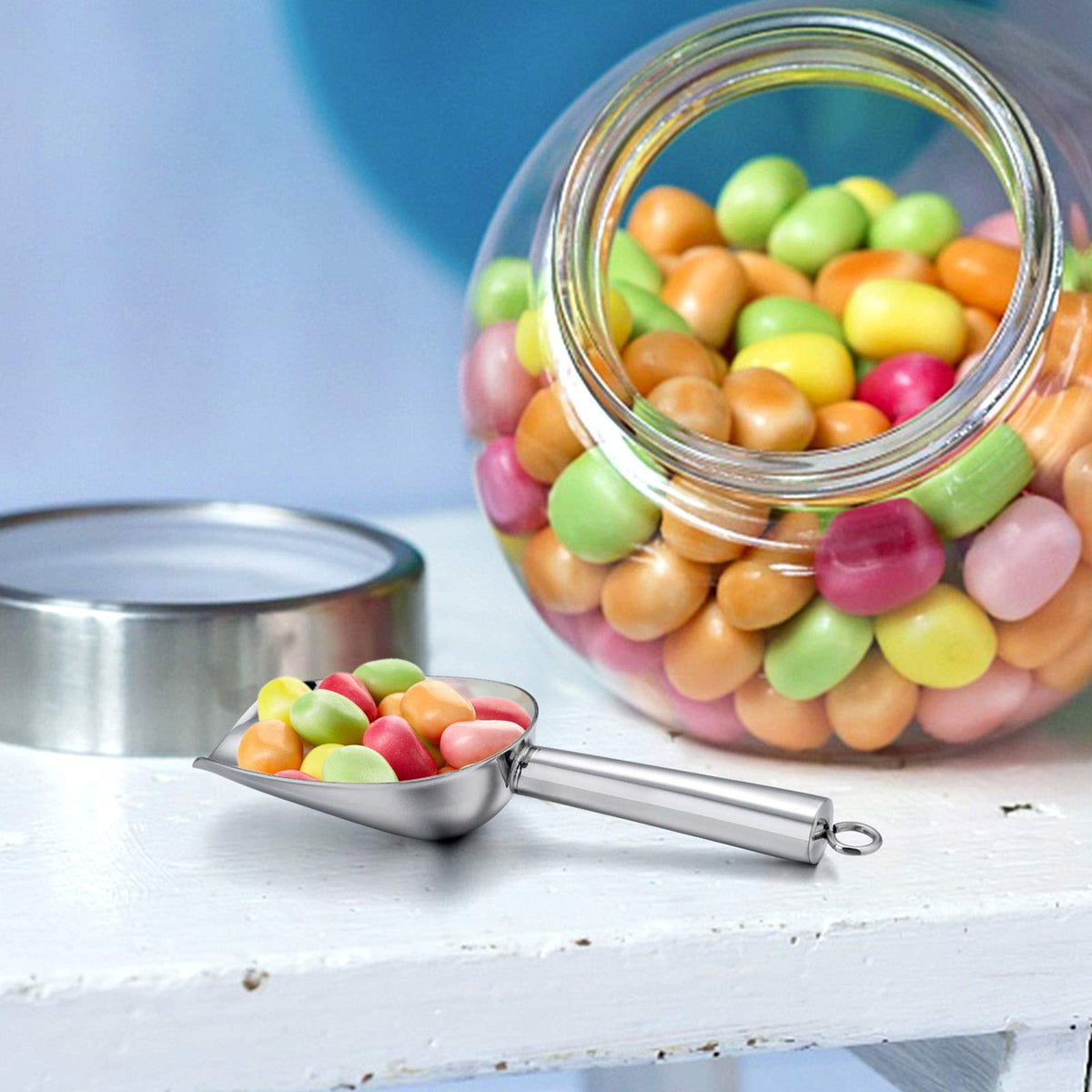 E-far hanging-loop handle scoop enables convenient storage between uses.