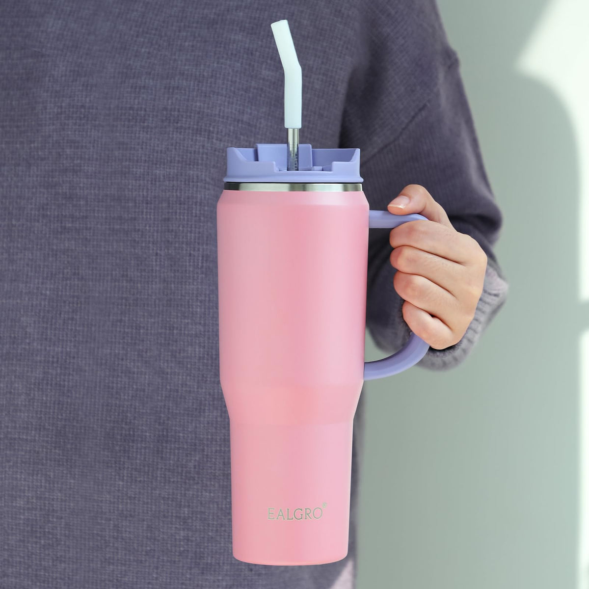 EALGRO 40 oz bottle base fits standard cup holders in travel scenarios