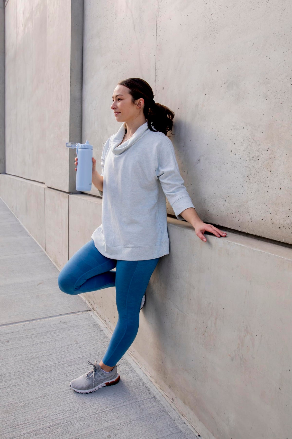 Ello Cooper bottle with carry handle for portable travel