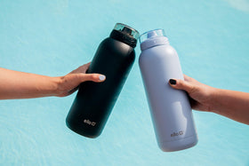 Ello Cooper locking lid demonstrates leak-proof seal for bags.