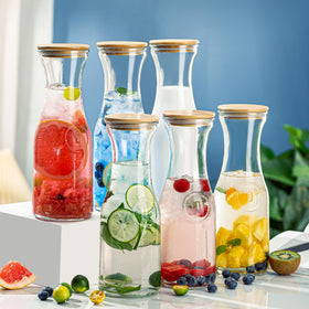 Facilfeliz glass carafe with chalkboard tags for easy labeling at events.