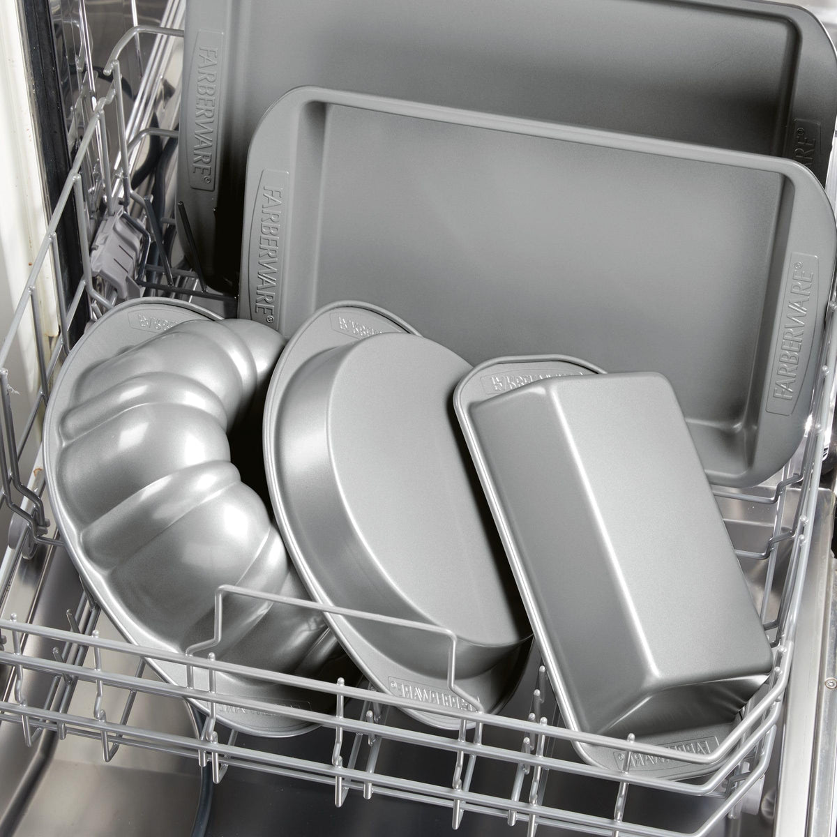 Farberware nonstick bakeware easy-cleanup makes after-baking cleanup quick.