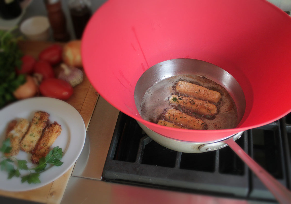 Frywall close-up demonstrates oil-mist blocking during cooking.