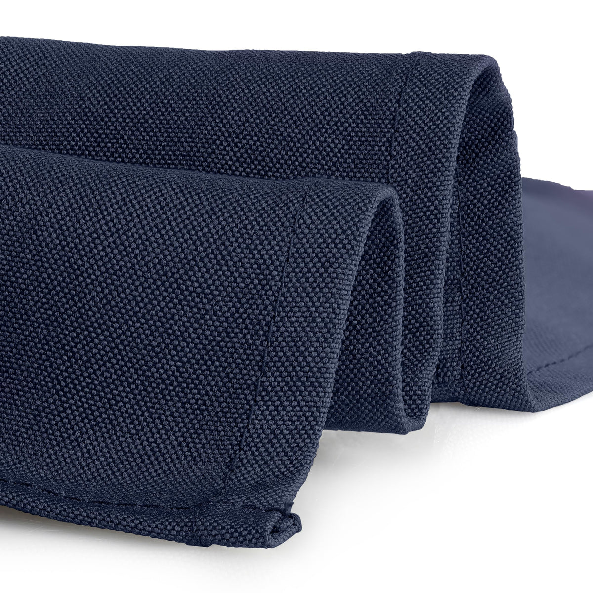 Gee Di Moda stain-resistant polyester tablecloth preserves color after washing