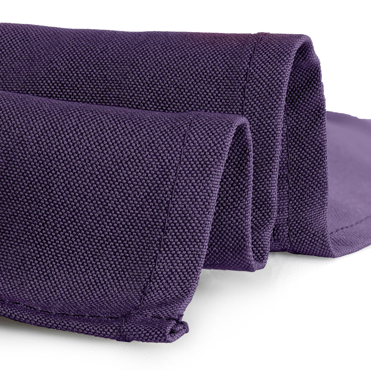 Gee Di Moda wedding table with purple cloth elevating formal dinner ambiance