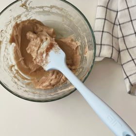 GIR spatula’s fiberglass core boosts heat resistance.