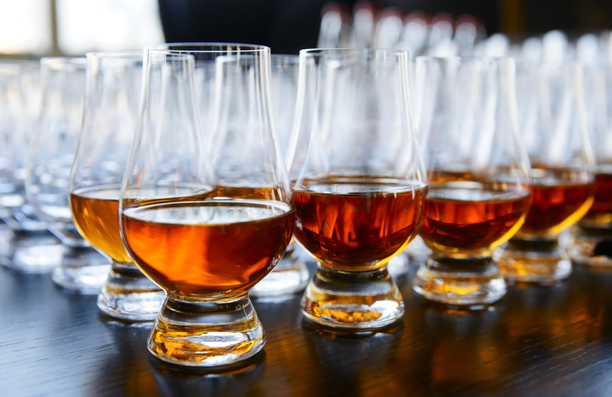 GLENCAIRN wide-bowl crystal highlights whiskey color and nuance